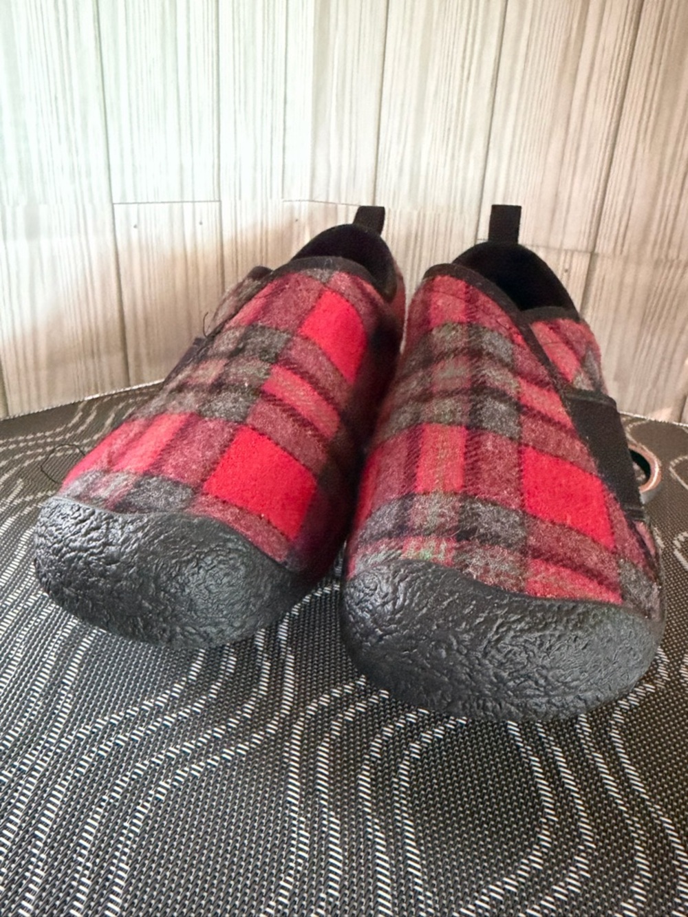 Keen Howser Slip-On Red Plaid Wrap Toe Shoes Slipper Womens Size 8 - Picture 6 of 9